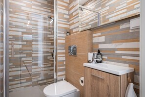 Douche, séchoir à cheveux, serviettes fournies
