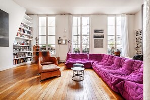 TV - Haut Marais Glam, by Veeve (Paris)