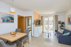 Lägenhet (2 Bedrooms) | Vardagsrum | 140-centimeters smart-tv med kabelkanaler