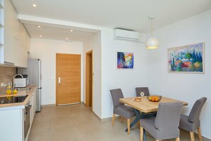 Apartment (2 Bedrooms) | Living room | 140-cm Smart TV with cable channels - Hedera Estate, Hedera A43 (Dubrovnik)