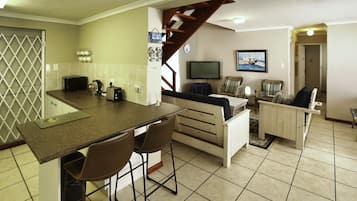 Comfort House | Private kitchen | Full-size fridge, microwave, oven, stovetop