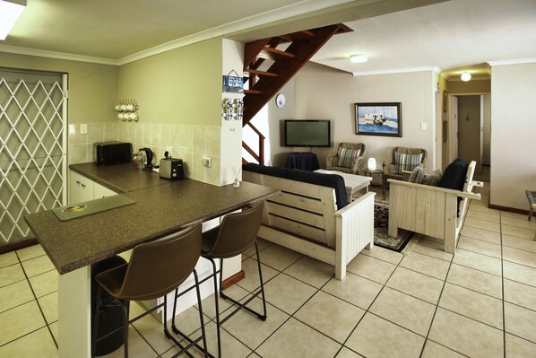 Refrigerador con freezer, microondas, horno, placa de cocina