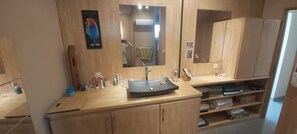 シャワー、ヘアドライヤー、タオル、石鹸