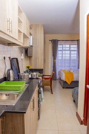 Apartamento estándar, 1 cama de matrimonio | Cocina privada | Frigorífico pequeño, microondas y artículos de limpieza