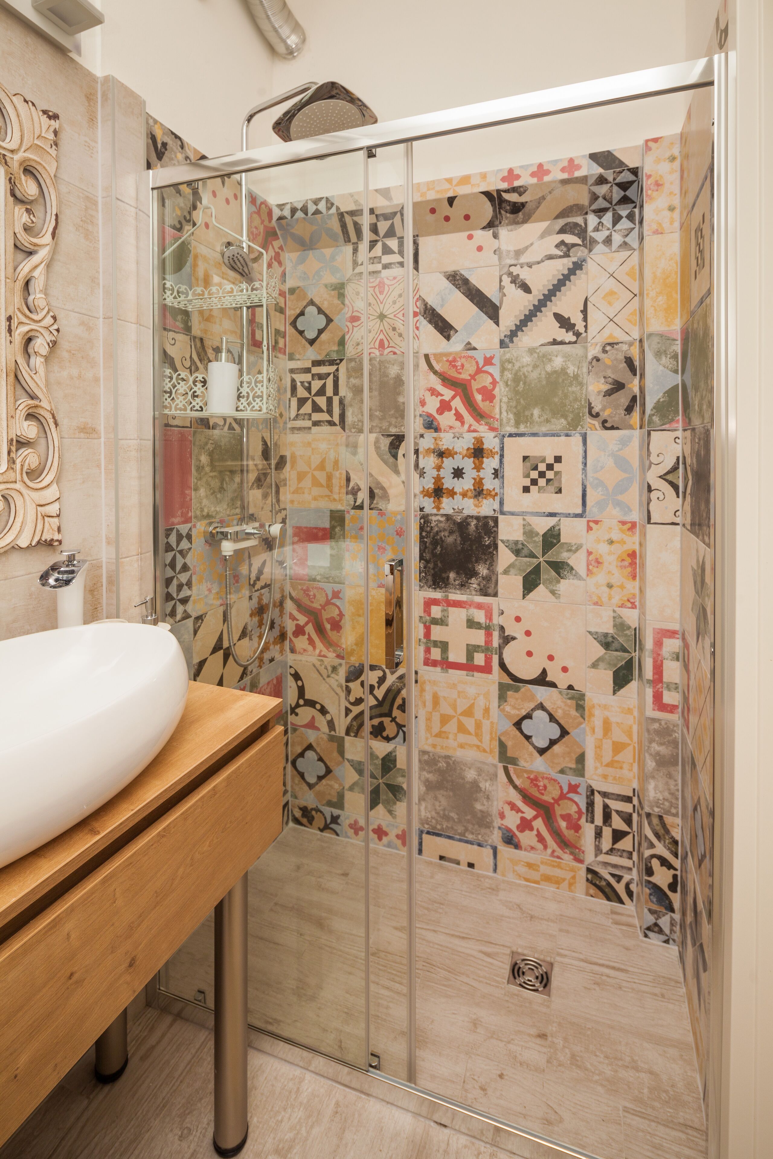 Een douche, een haardroger, handdoeken, zeep