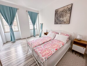 1 slaapkamer, een strijkplank/strijkijzer, wifi, beddengoed