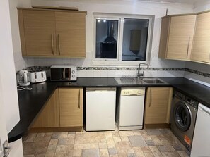 Refrigerador, microondas, horno y lavavajillas 