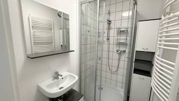 Apartment | Bathroom | Shower, hair dryer, towels, toilet paper