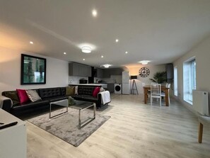 Smart TV - Shrewsbury House, 3 En-Suites (Shrewsbury)