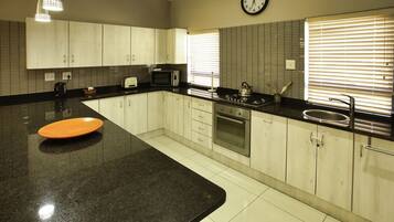 Comfort House | Private kitchen | Full-sized fridge, microwave, oven, stovetop