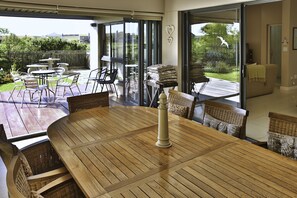 Outdoor dining - Miss Martilda Langebaan 6-sleeper (Langebaan)
