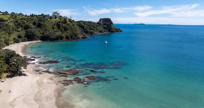 Miro Beach House at Palm Beach - Miro Cottage is a quintessential kiwi bach right next the white sands and lapping waves of picturesque palm beach. Accommodating up to 6 guests, with three bedrooms a good-sized family bathroom and open plan living ar
