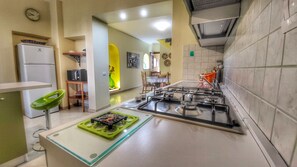 Refrigerador, microondas, placa de cocina