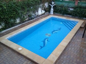 시즌별로 운영되는 야외 수영장