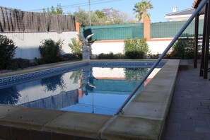 Una piscina al aire libre de temporada