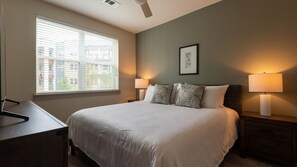 1 bedroom, desk, iron/ironing board, WiFi - Landing | Stunning 1BD, Pool, Yoga Studio (Austin)