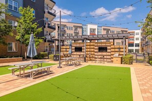 Outdoor dining - Landing | Stunning 1BD, Pool, Yoga Studio (Austin)