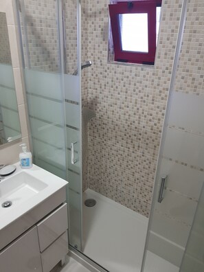 Shower, hair dryer, bidet, towels - Apartamento T1 em Quarteira! (Quarteira)