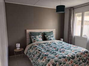 3 chambres, bureau, fer et planche à repasser, draps fournis