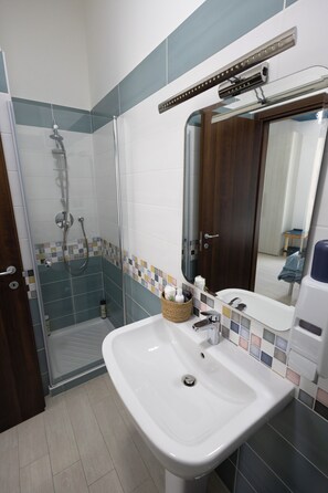 Chambre Double Standard | Salle de bain | Douche, douche à « effet pluie », sèche-cheveux, bidet