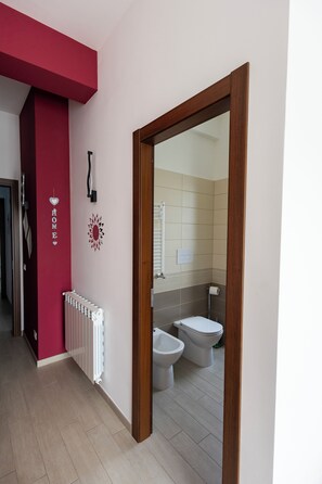 Comfort-værelse til 3 personer | Badeværelse | Bruser, brusehoved med spredningseffekt, hårtørrer, bidet