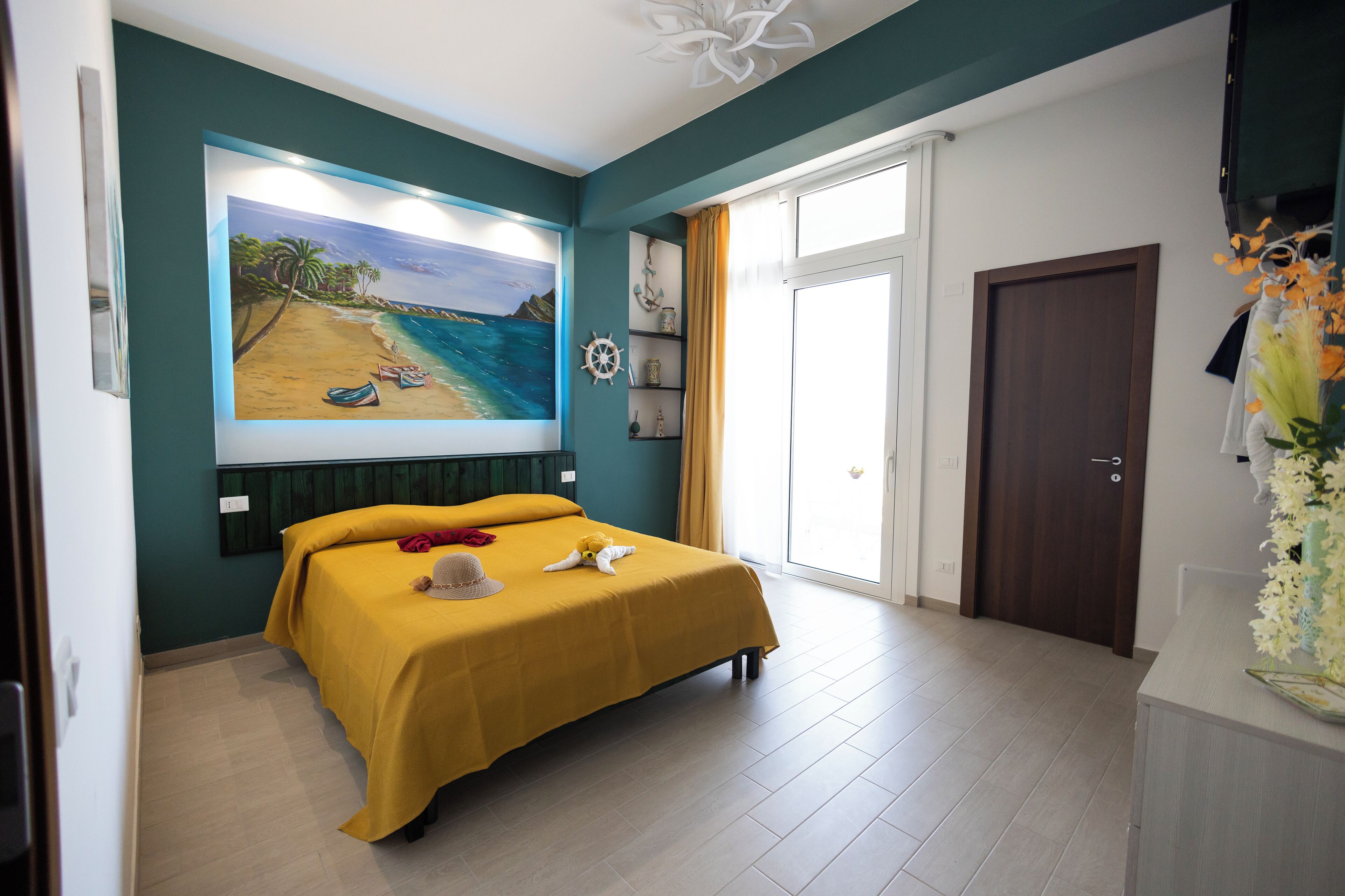 全景双人房 | 防过敏的被褥、羽绒被、记忆海绵床垫、特色装修