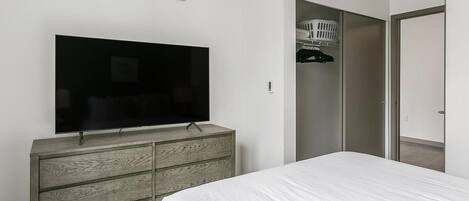 2 bedrooms, desk, iron/ironing board, Internet
