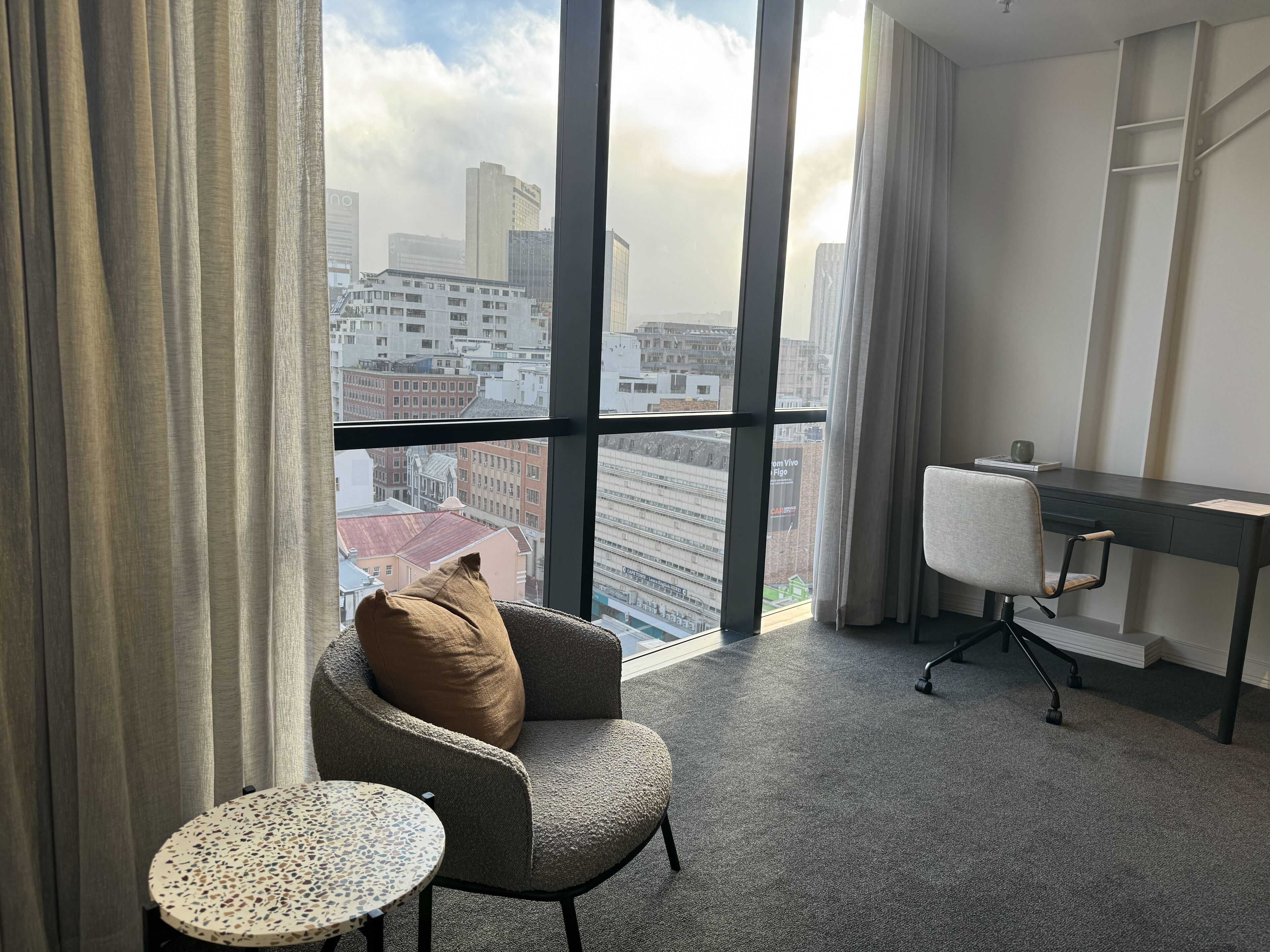 华丽双人房或双床房, 无烟房 | 客房内保险箱、办公桌、笔记本电脑工作区、遮光窗帘