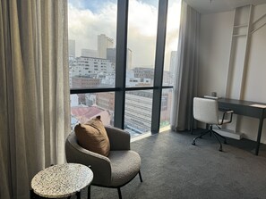 Caja de seguridad en la habitación y escritorio