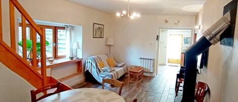 Télévision, cheminée, livres