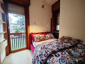 1 slaapkamer, een bureau, een strijkplank/strijkijzer, wifi