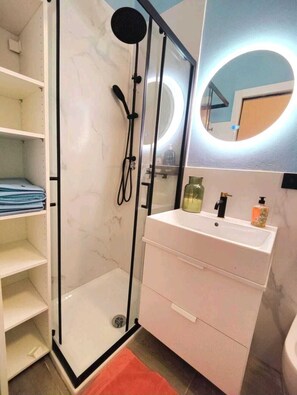 Articles de toilette gratuits, sĂšche-cheveux, peignoirs, bidet