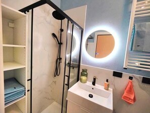 Kostenlose Toilettenartikel, Haartrockner, Bademäntel, Bidet