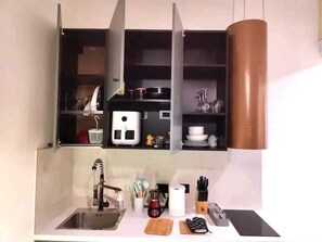 Kühlschrank, Mikrowelle, Ofen, Herdplatte