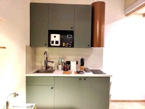 Een koelkast, een microgolfoven, een oven, een kookplaat