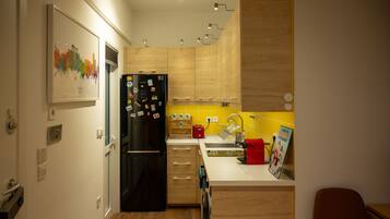 Fridge, oven, stovetop, coffee/tea maker