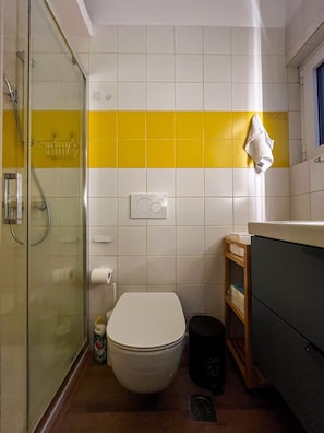 Ilmaiset hygieniatuotteet, hiustenkuivaaja, pyyhkeet, saippua