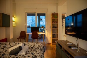 1 slaapkamer, een bureau, geluiddichte muren