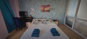 1 habitación, escritorio, tabla de planchar con plancha y cuna de viaje 