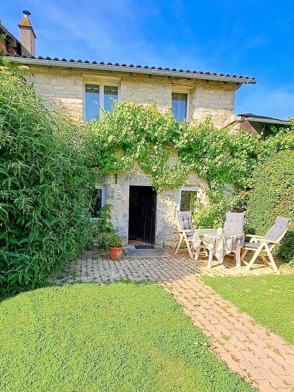 Outdoor dining - Cottage l'Atelier, leisure area with pool (Marigny)