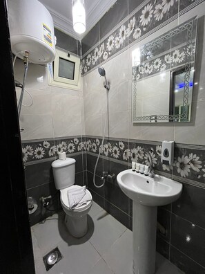 Basic Room | Bathroom | Free toiletries, hair dryer, slippers