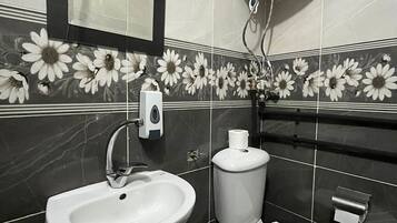Kamar Basic | Kamar mandi | Perlengkapan mandi gratis, pengering rambut,  dan sandal