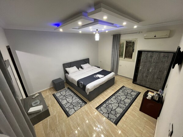 Basic Room | Desk, soundproofing, free WiFi