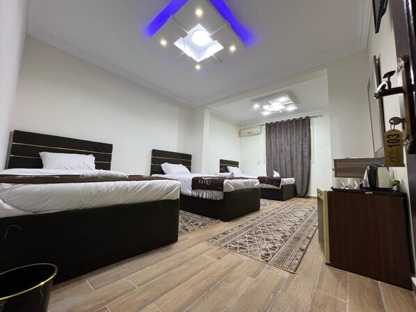 Basic Room | Desk, soundproofing, free WiFi