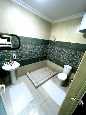 Chambre | Salle de bain | Articles de toilette gratuits, sĂšche-cheveux, chaussons