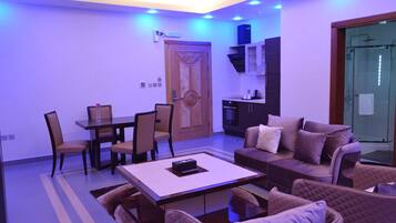 Familienapartment, 3 Schlafzimmer | Wohnbereich | 50-Zoll-LCD-Fernseher mit Satellitenempfang