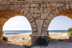 Talo, patio, näköala puutarhaan | Näkymä rannalle/valtamerelle