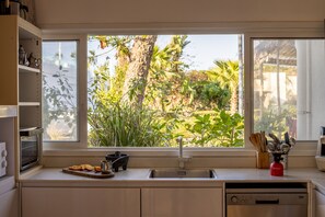 Casa, patio, vistas al jardín | Cocina privada | Frigorífico, microondas, horno y lavavajillas