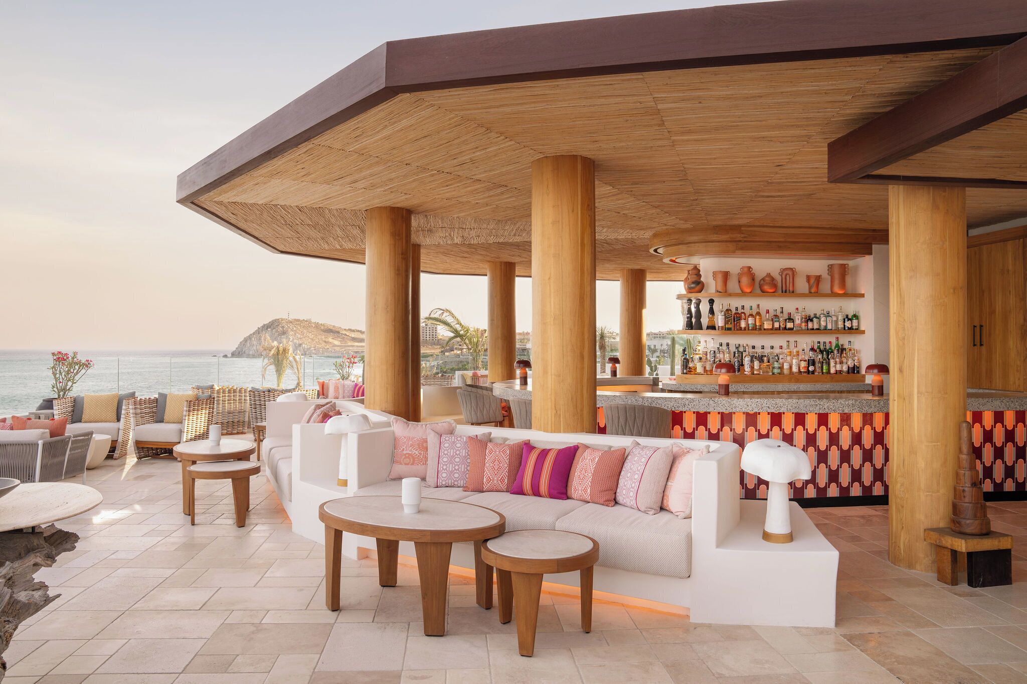 Eine Strandlounge mit Bar, Sitzgelegenheiten und Meerblick.