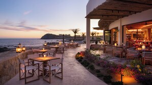 3 restoran; melayani sarapan, makan siang, dan makan malam
